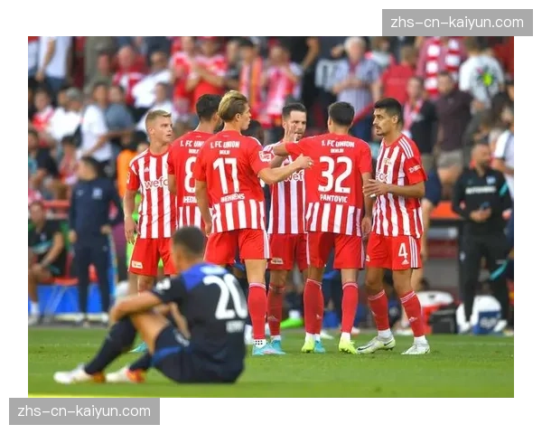 现场：柏林联合主场球迷展示巨幅TIFO，纪念俱乐部升入德甲十周年