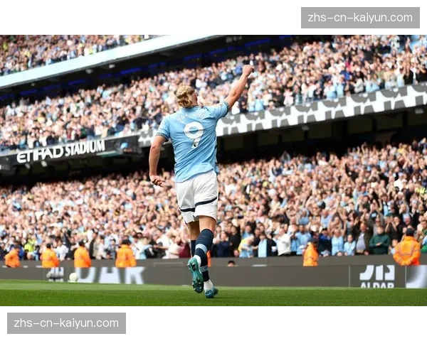 特写：训练场上的德布劳内，在曼城新演练的3-2-2-3阵型中担任“自由八号”